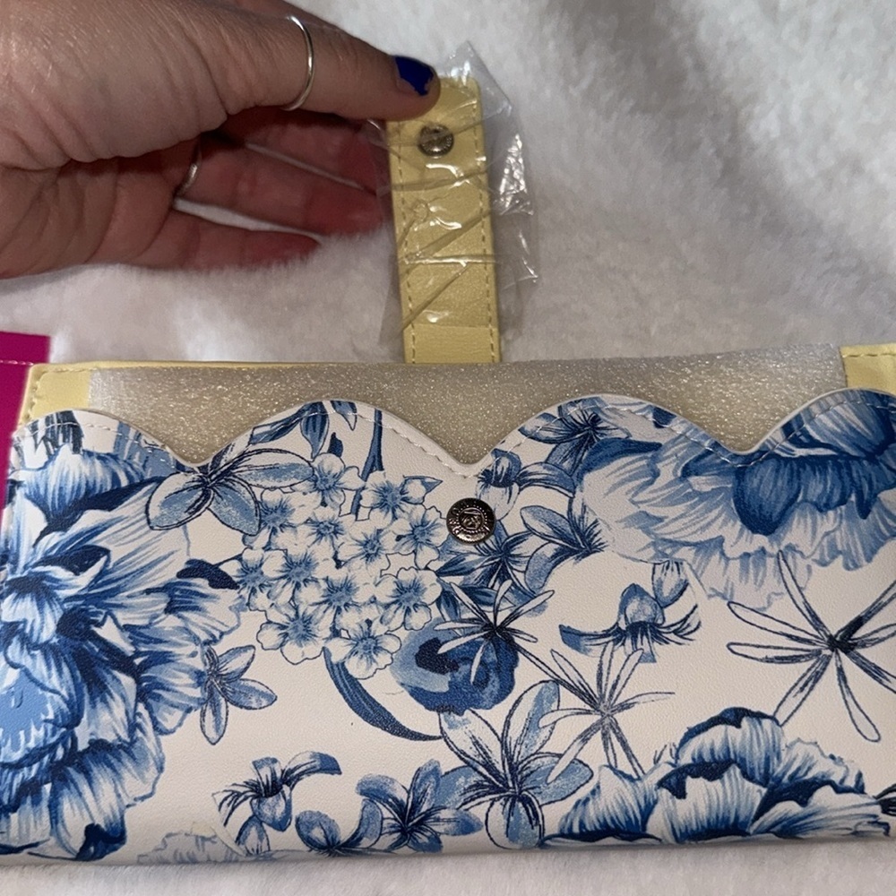 Betsey Johnson NWT STUNNING Blue Floral/Yellow Wallet/Wristlet spring 2025 - Picture 4 of 9